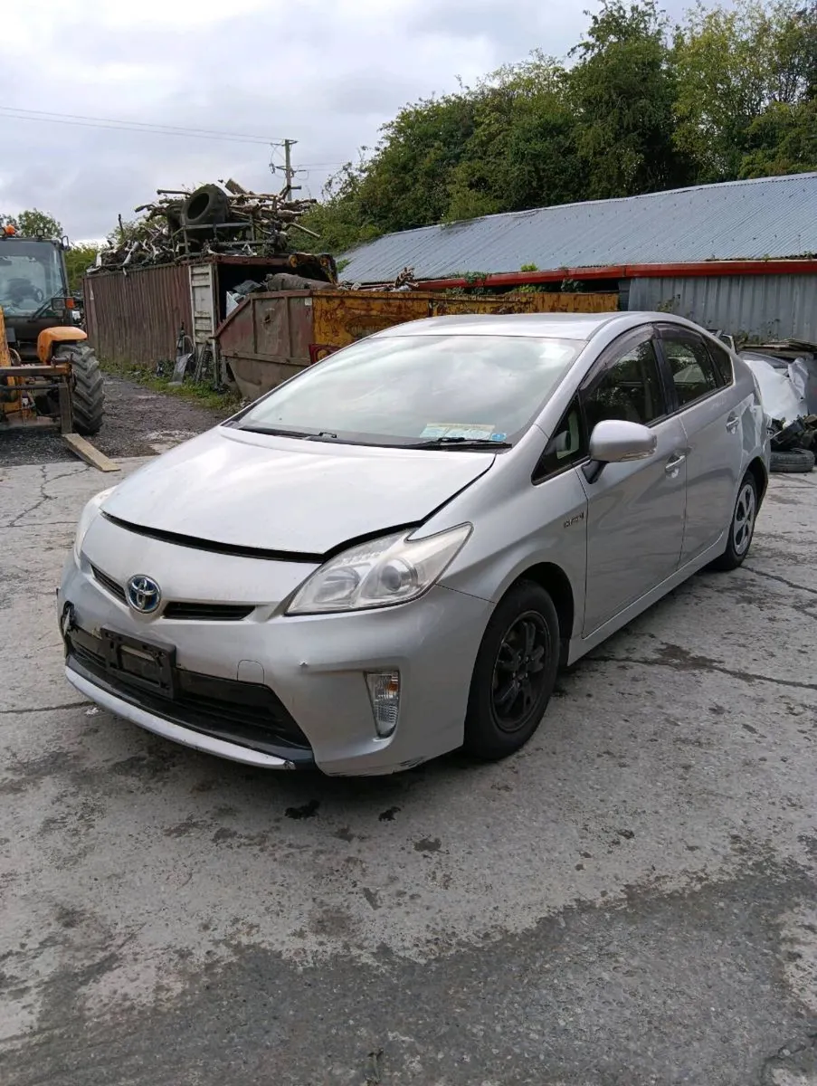 Breaking Toyota Prius 2012 hybrid - Image 2