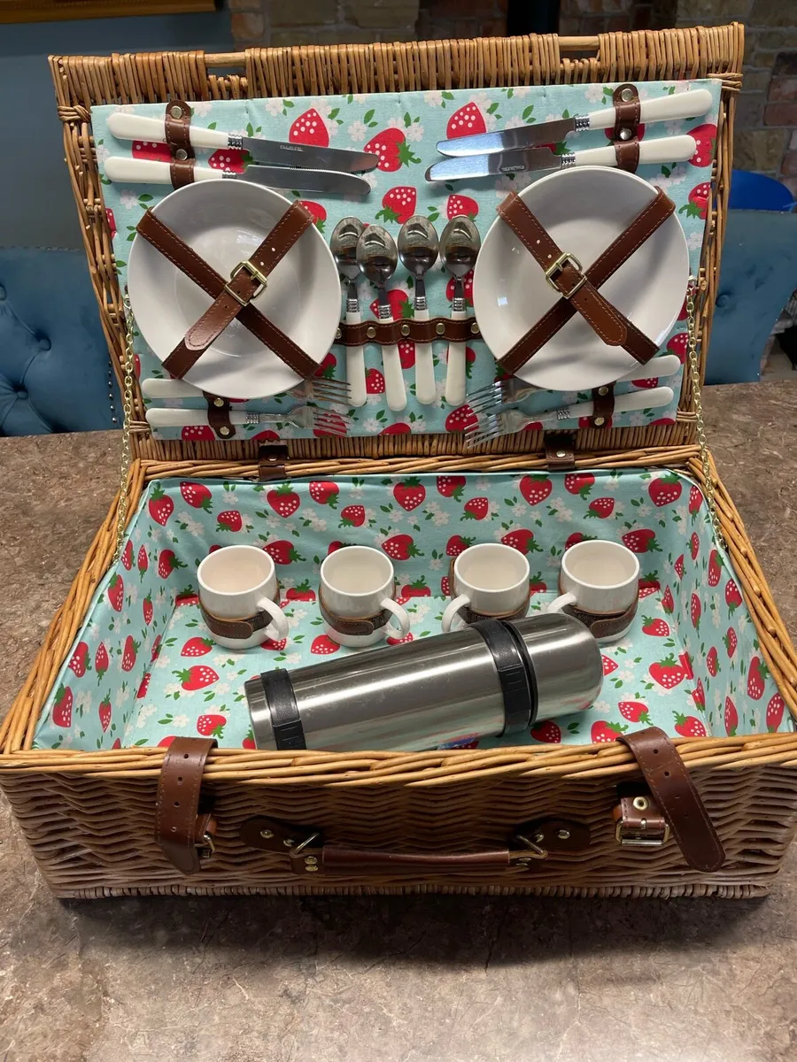 Picnic baskets - Image 1