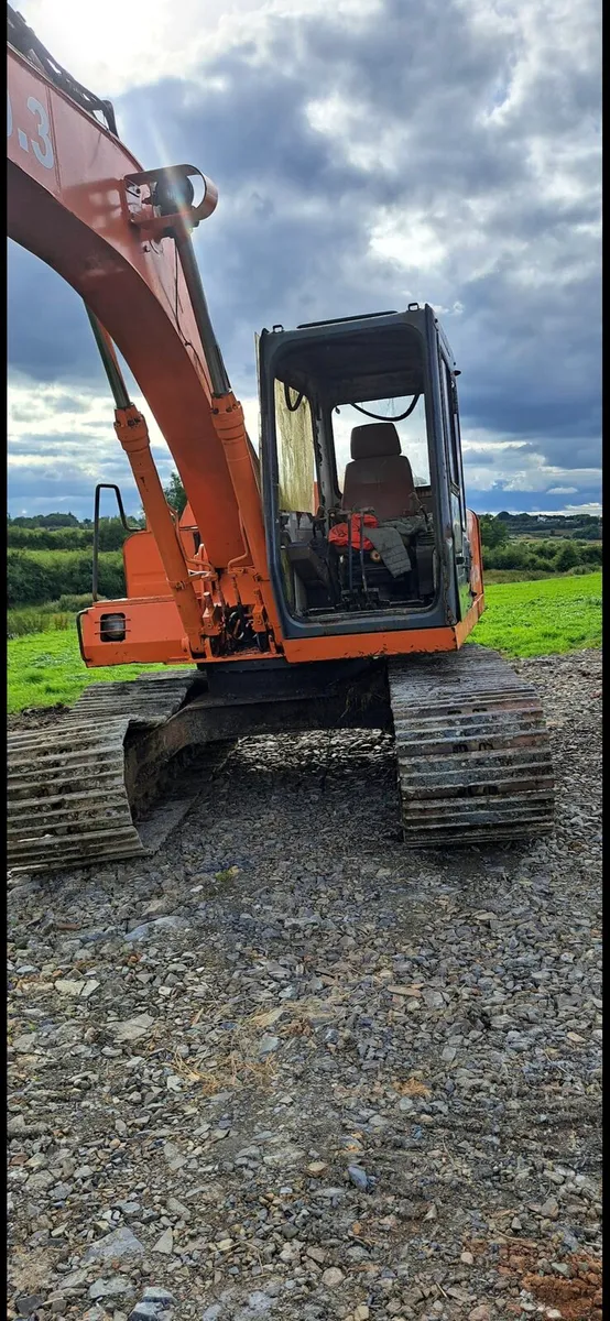 Hitachi FH 130.3 digger - Image 3