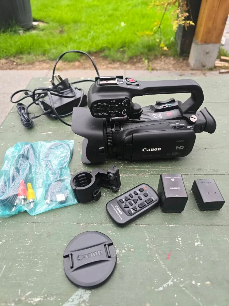 Canon XA20 (Mint Condition) - Image 1