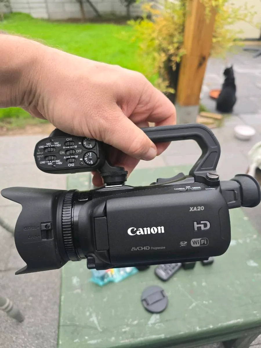 Canon XA20 (Mint Condition) - Image 2