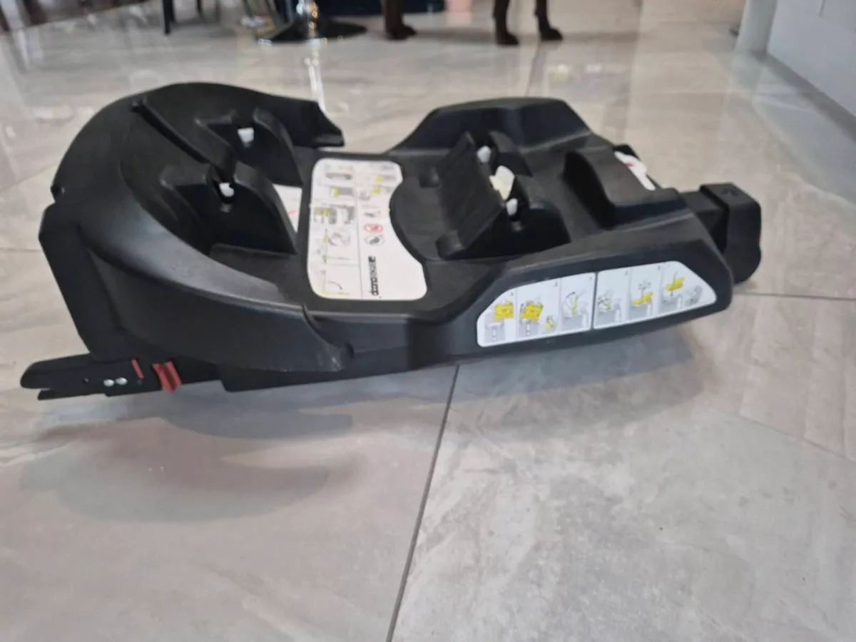 Doona car seat and stroller combo - Image 2