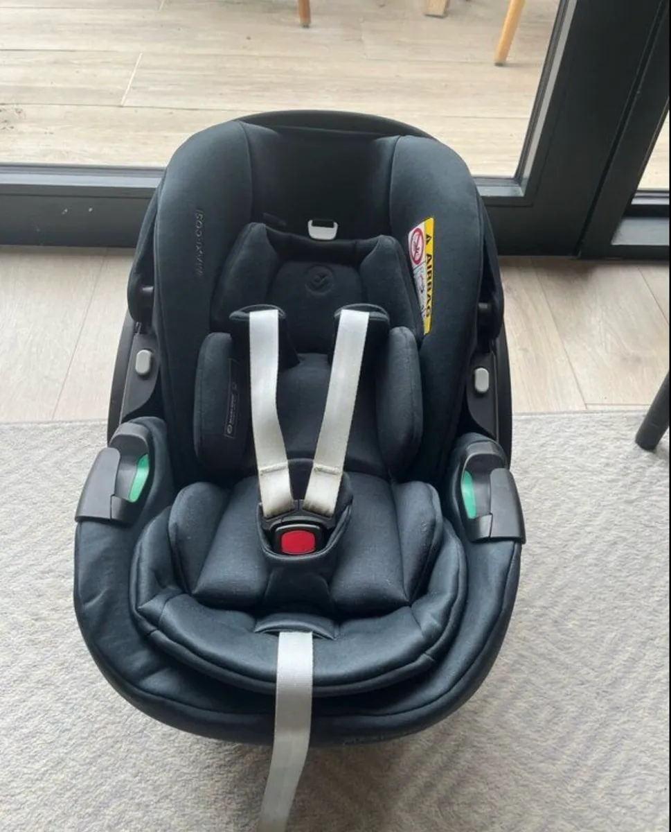 Maxi cosi car seat 360 pebble and base - Image 1