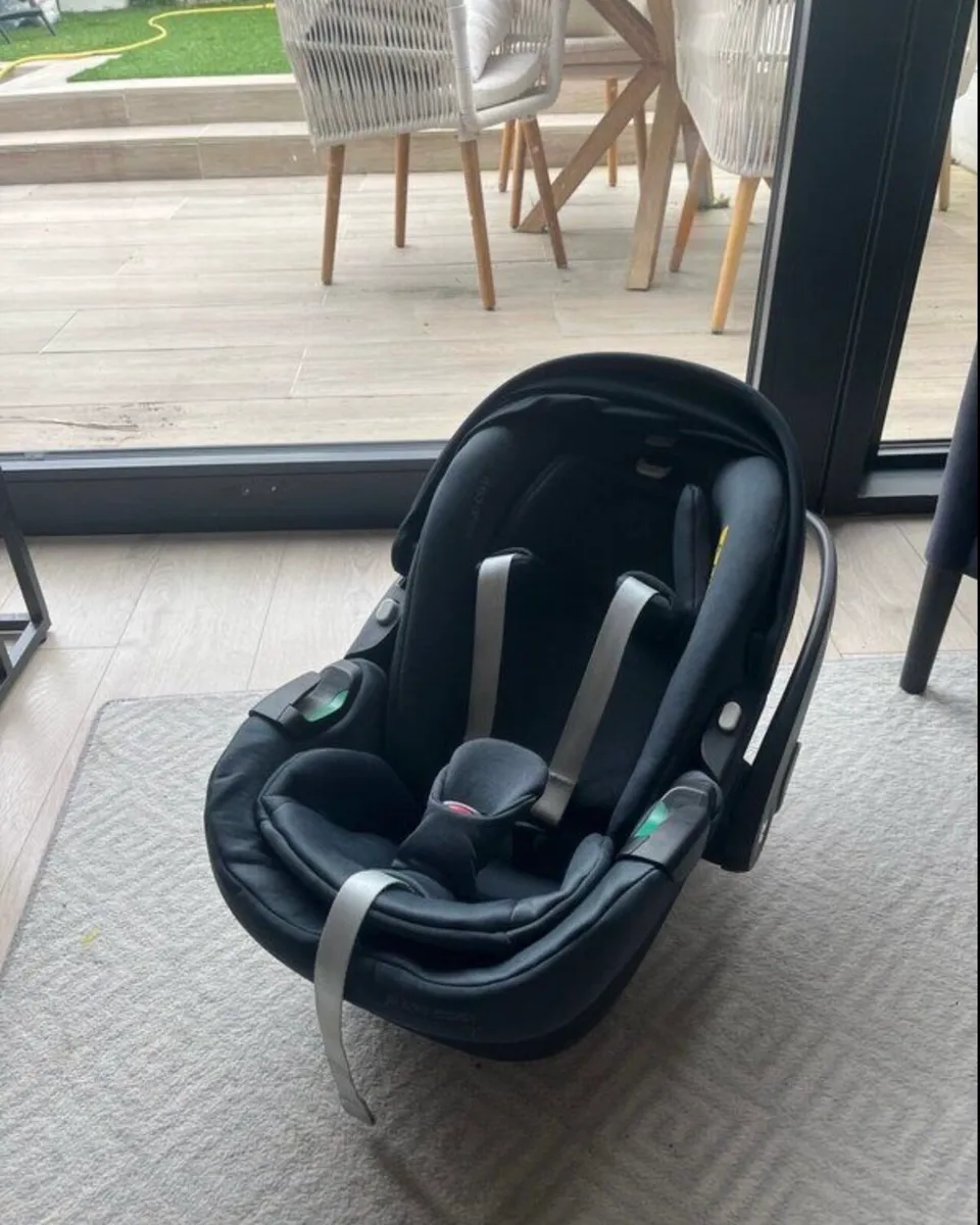 Maxi cosi car seat 360 pebble and base - Image 3