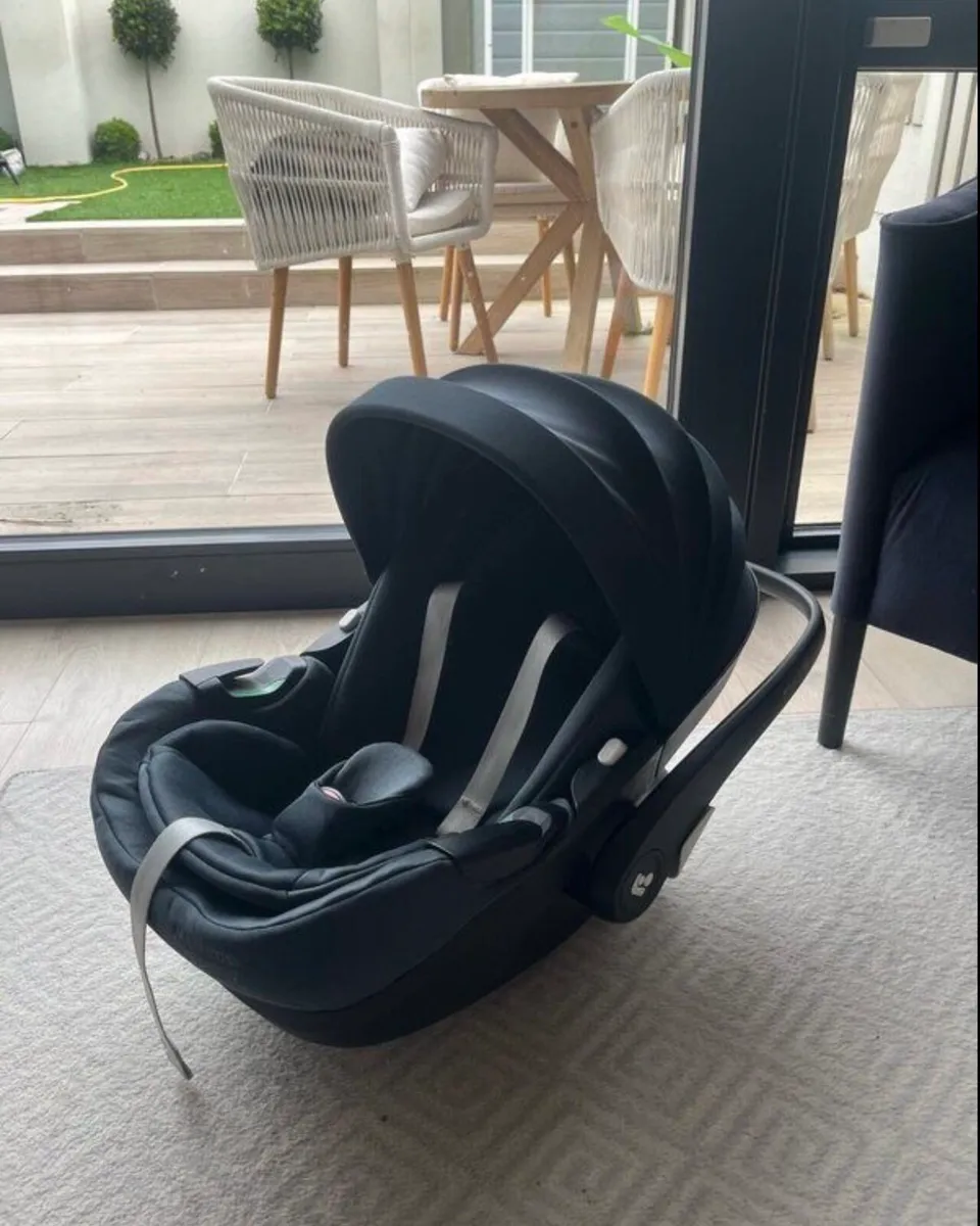 Maxi cosi car seat 360 pebble and base - Image 4