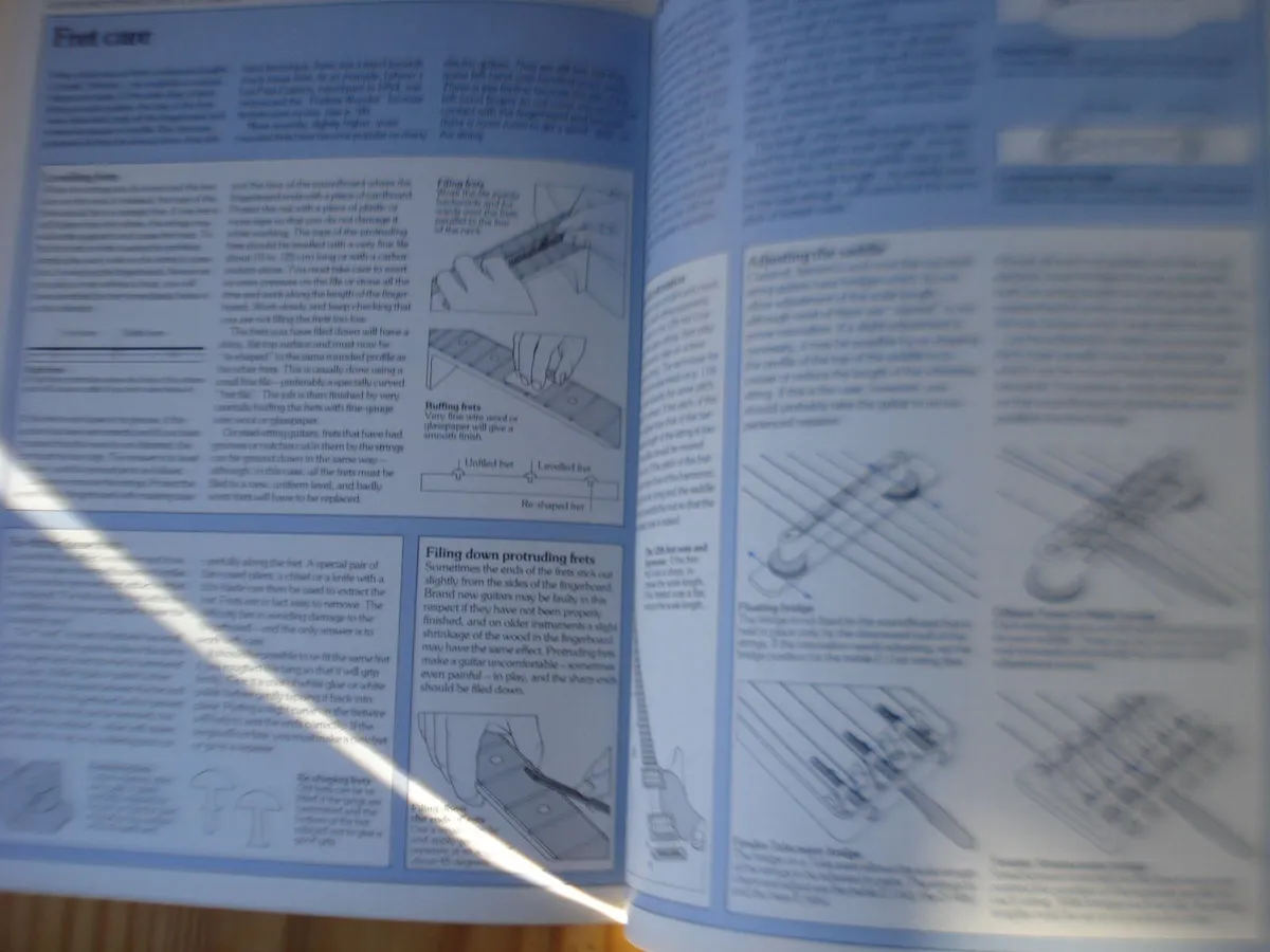 THE GUITAR HANDBOOK, 1983  EDITION ,RALPH DENYER. - Image 4