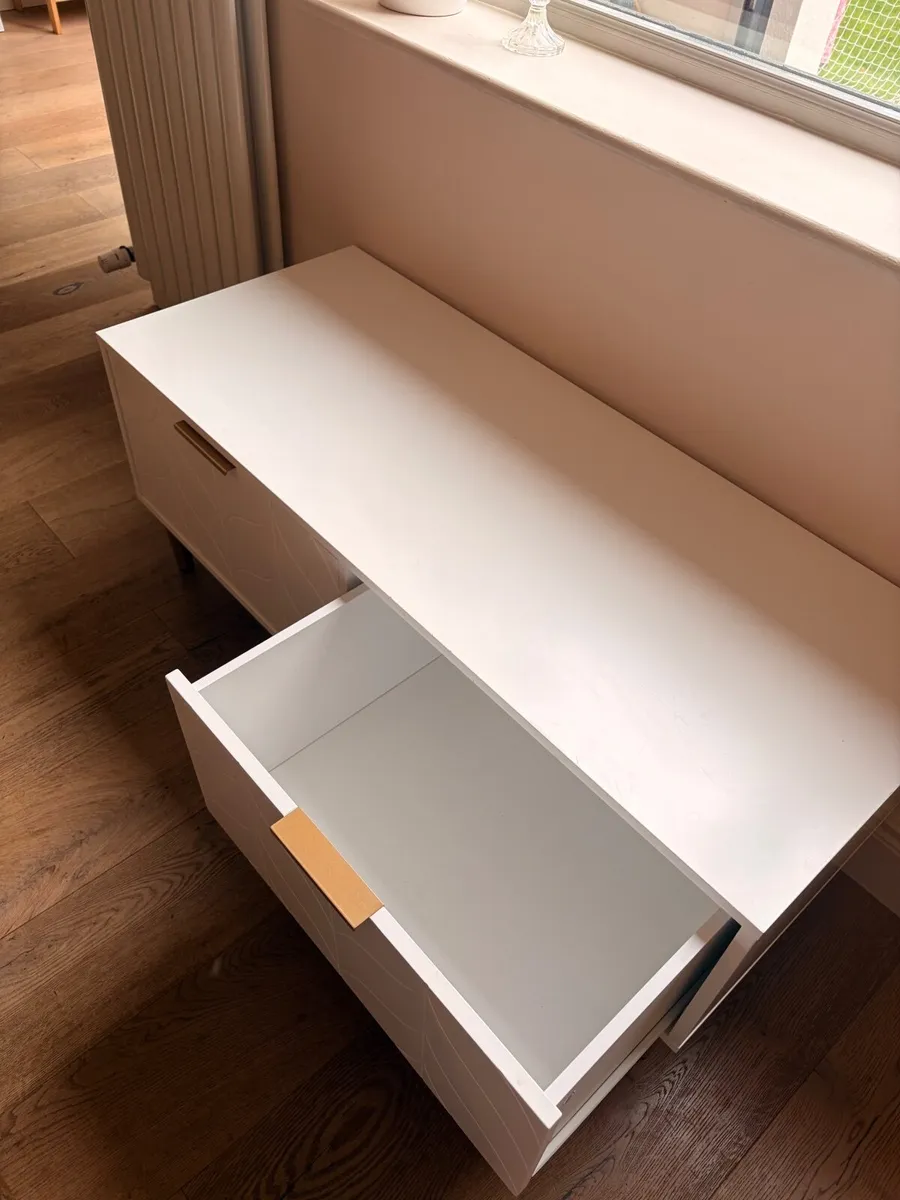 TV stand - Image 2