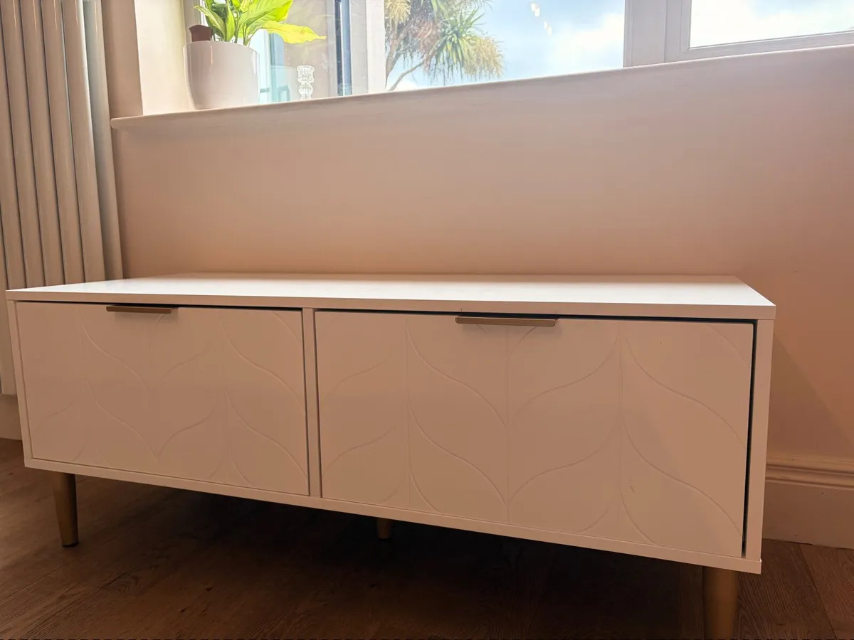 TV stand - Image 1