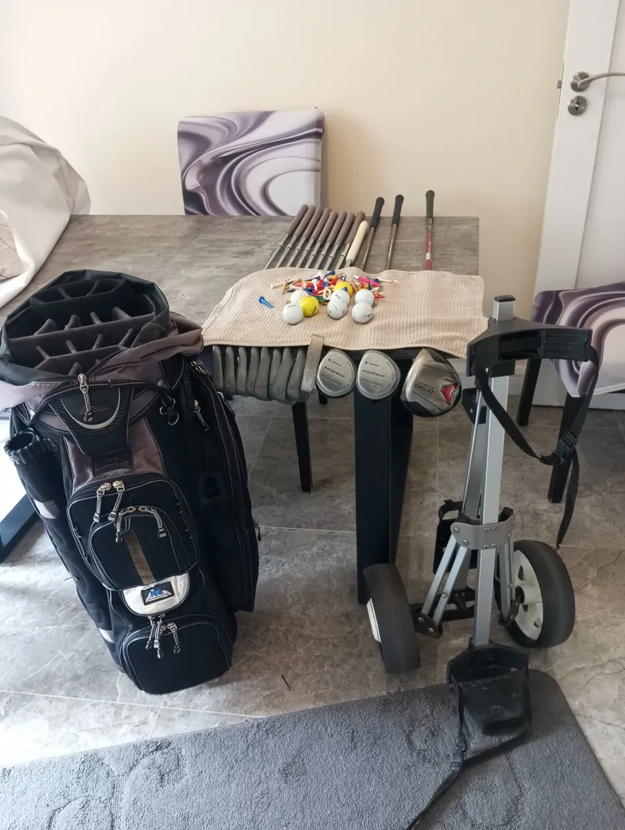 Women's golf clubs and bag with trolley - Image 1