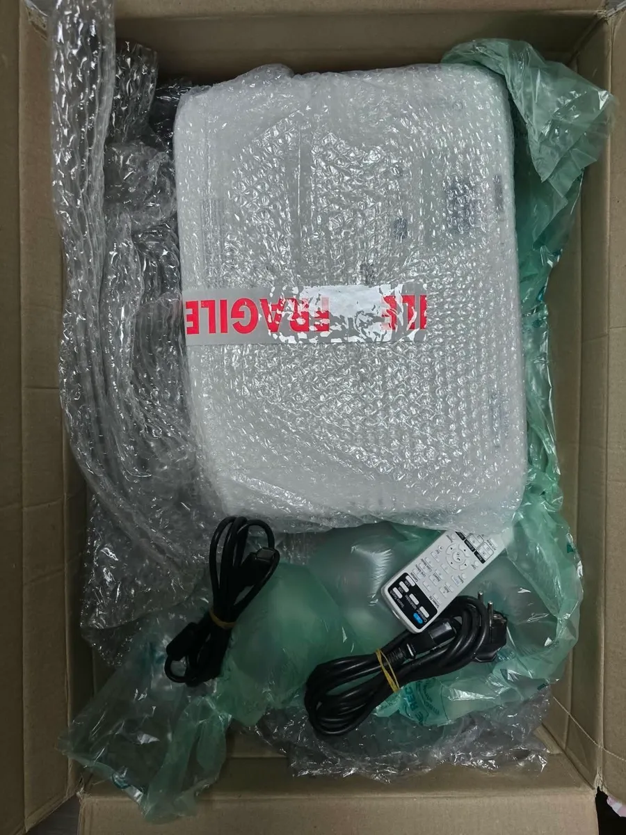 Epson EB 2255U projector - Image 2