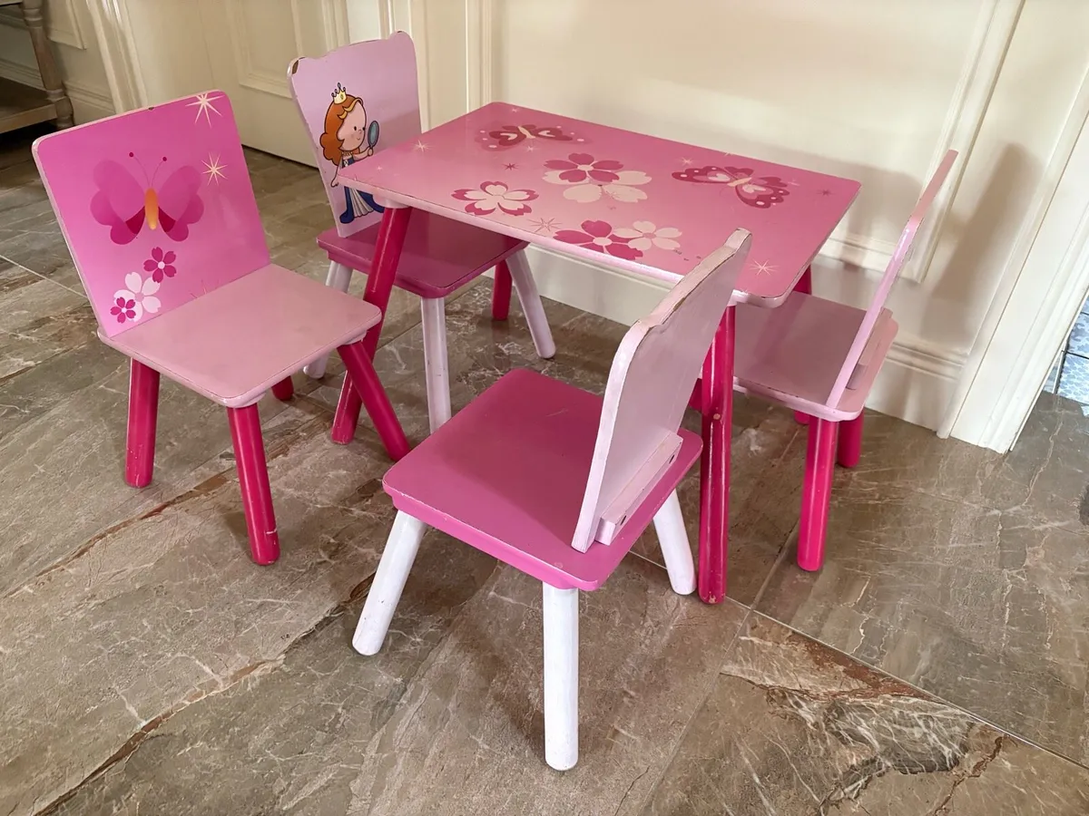 Kids table & chairs
