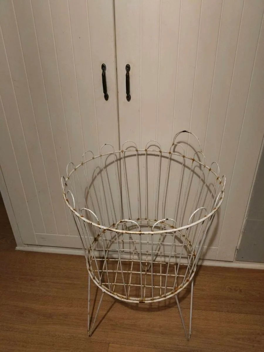 Circular Iron shop stand.some wear and tear, great - Image 2