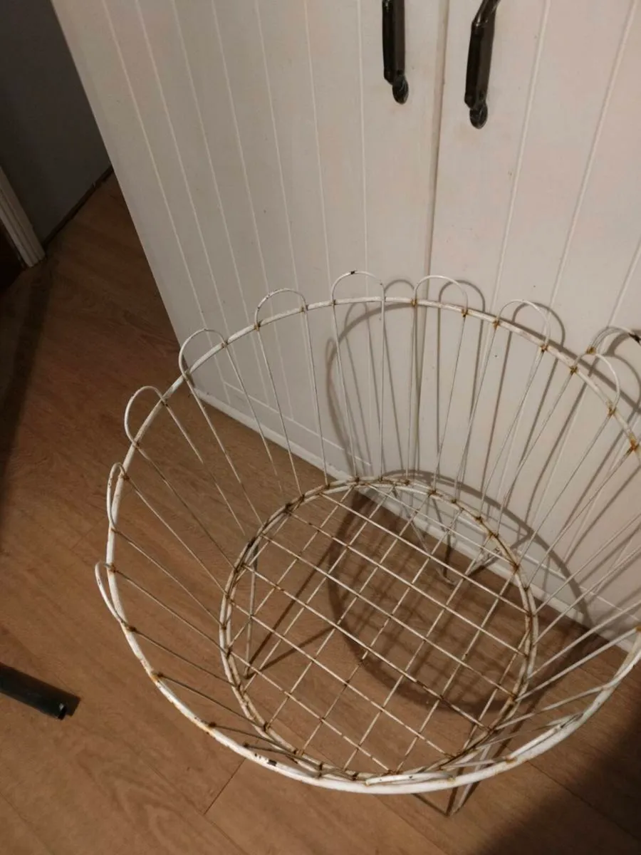 Circular Iron shop stand.some wear and tear, great - Image 3
