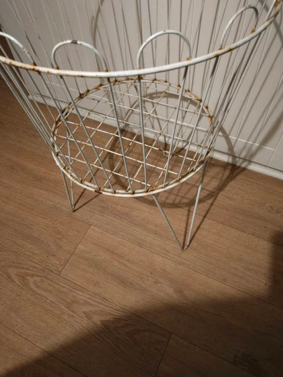 Circular Iron shop stand.some wear and tear, great - Image 4
