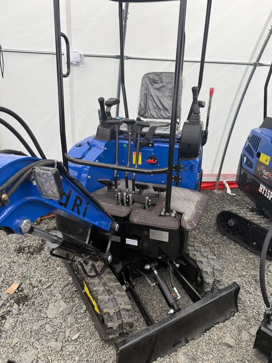 mini digger 1.5t - Image 3