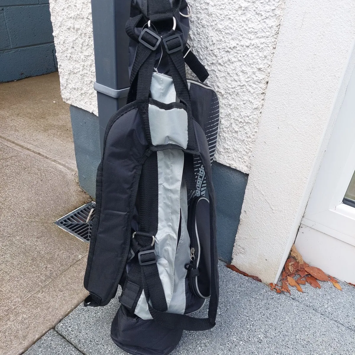 Golf clubs and bag - Image 1