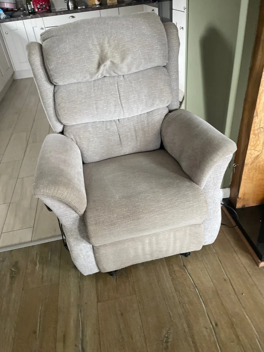Electric riser recliner - Image 2