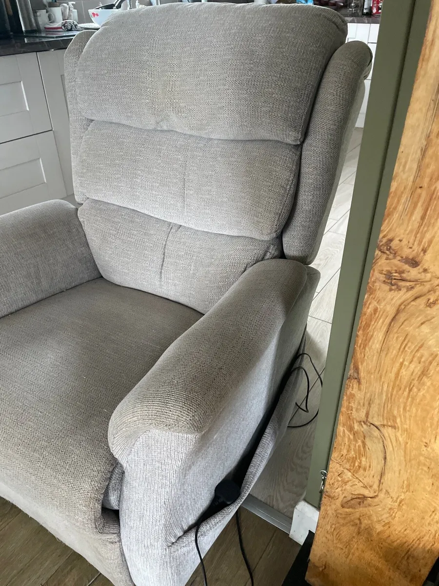 Electric riser recliner - Image 3