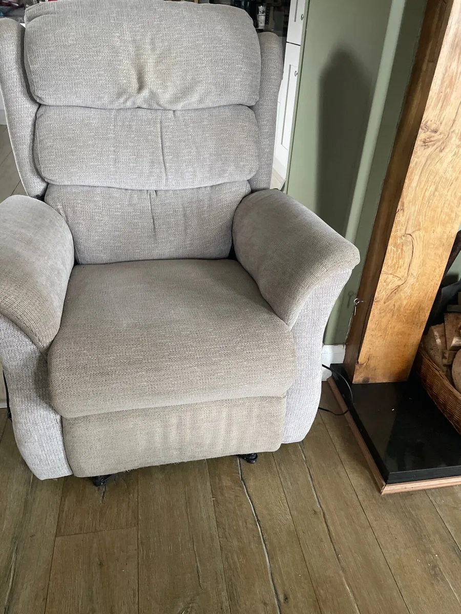 Electric riser recliner - Image 4