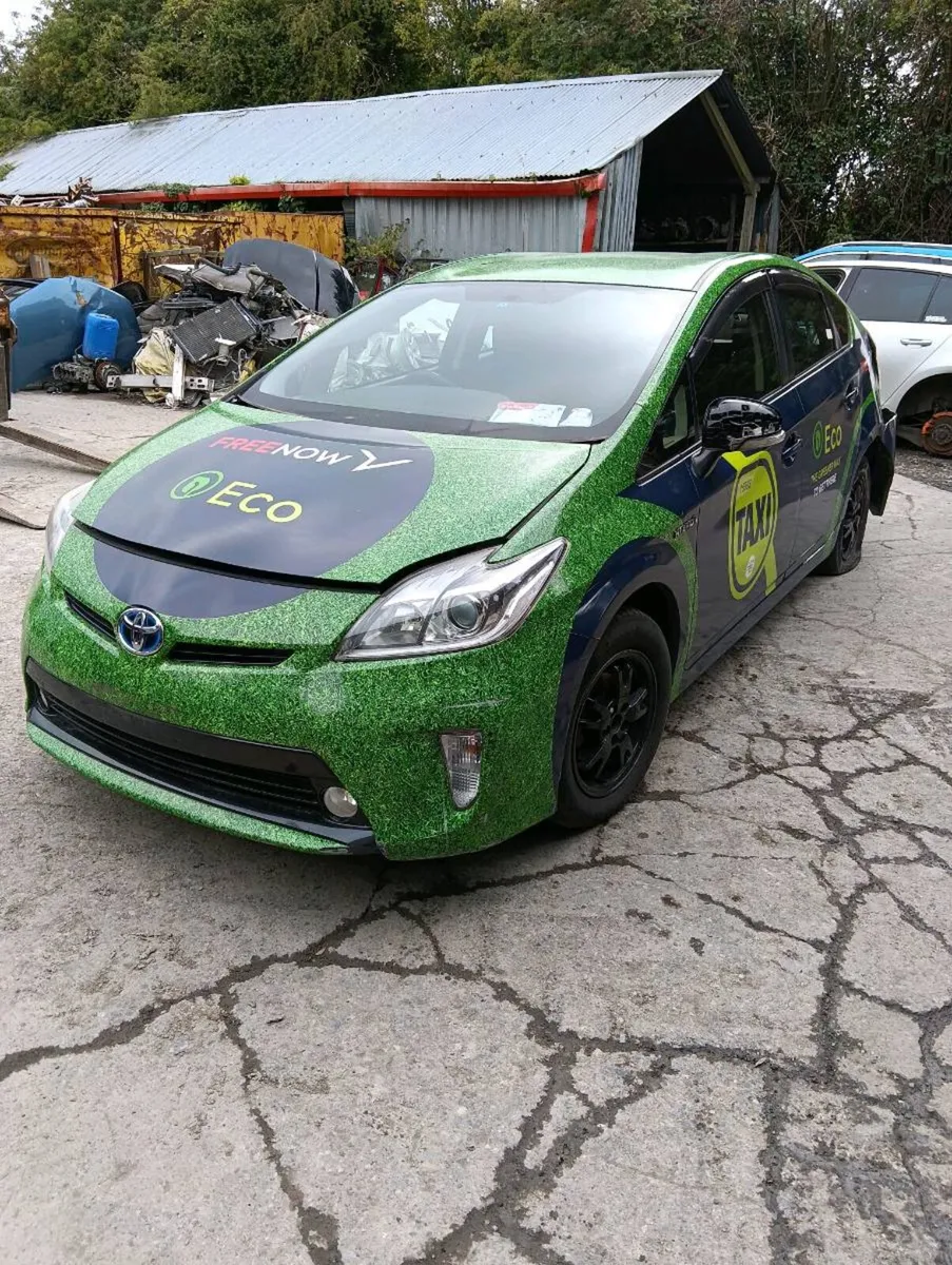 Breaking Toyota Prius 2013 hybrid - Image 1