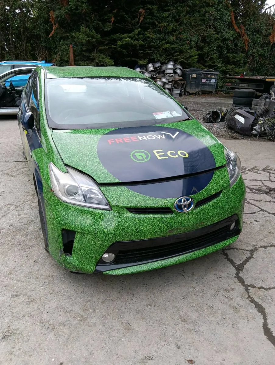 Breaking Toyota Prius 2013 hybrid - Image 2