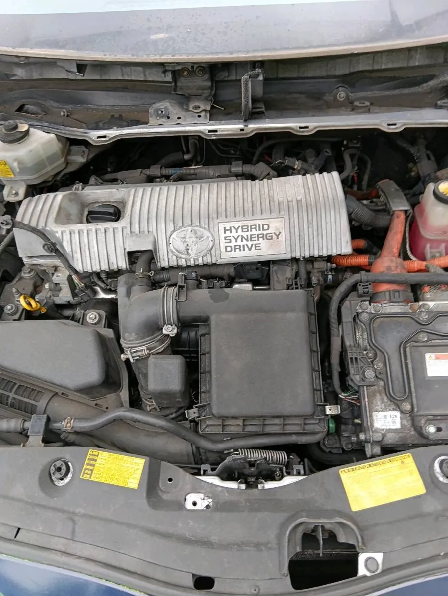 Breaking Toyota Prius 2013 hybrid - Image 3