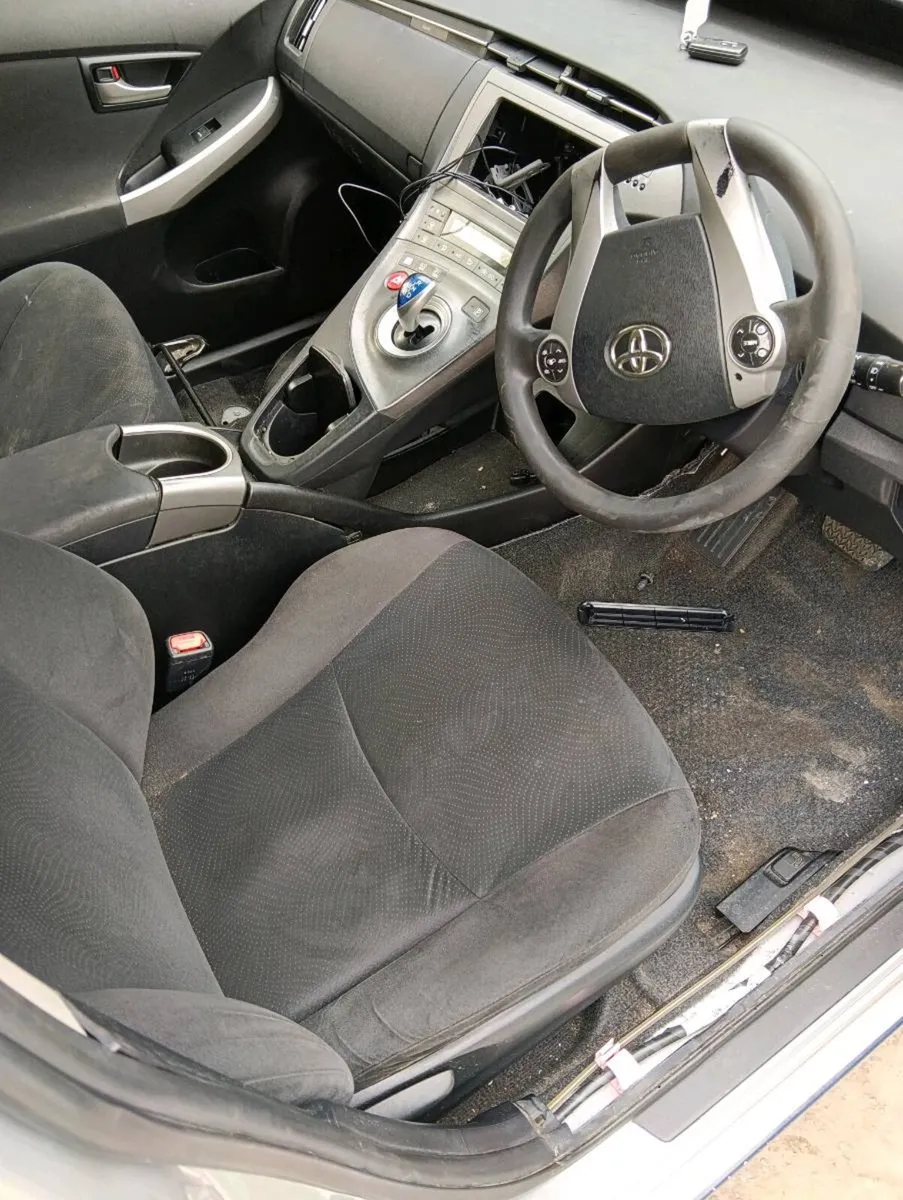 Breaking Toyota Prius 2013 hybrid - Image 4