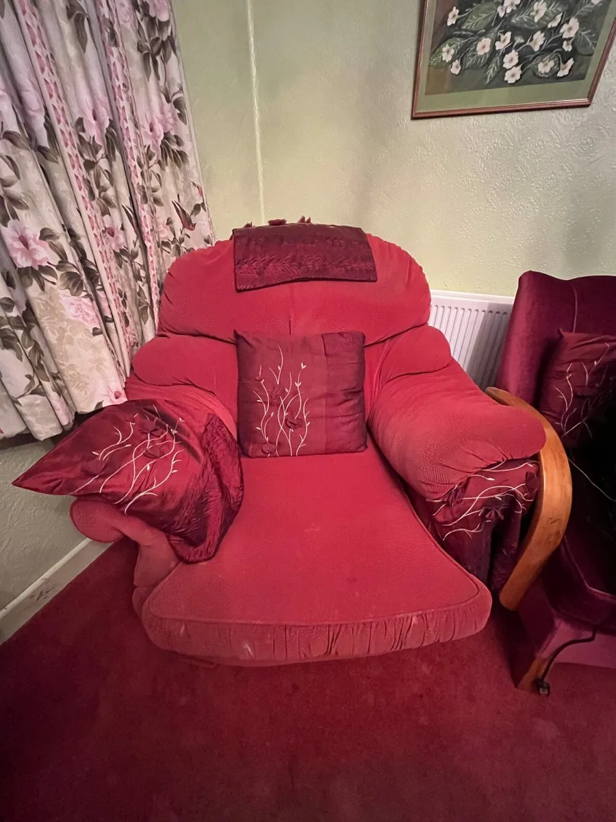 Free : Sofa and two armchairs to take away - Image 2