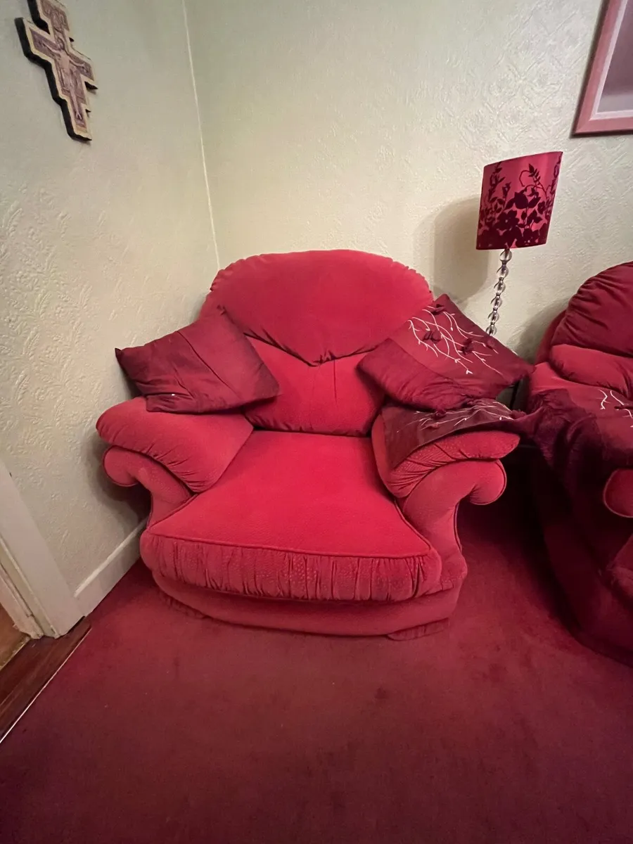 Free : Sofa and two armchairs to take away - Image 3