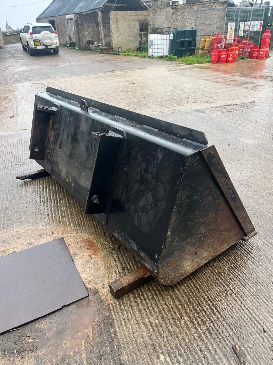 Pin and cone heavy duty loader bucket - Image 1