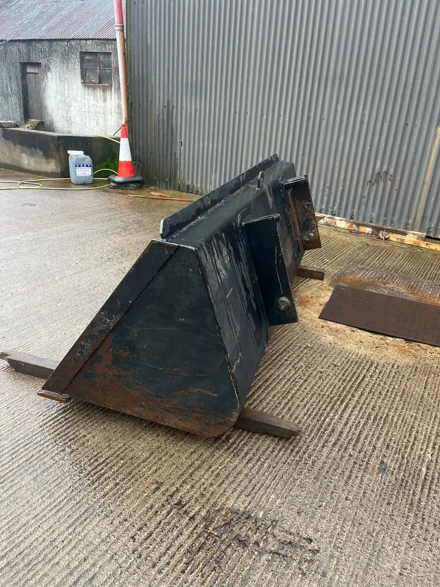 Pin and cone heavy duty loader bucket - Image 2