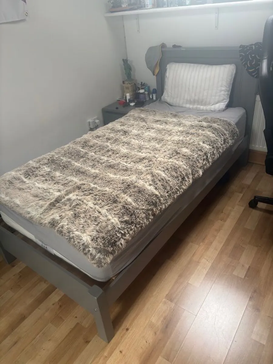 Single bed - Image 1