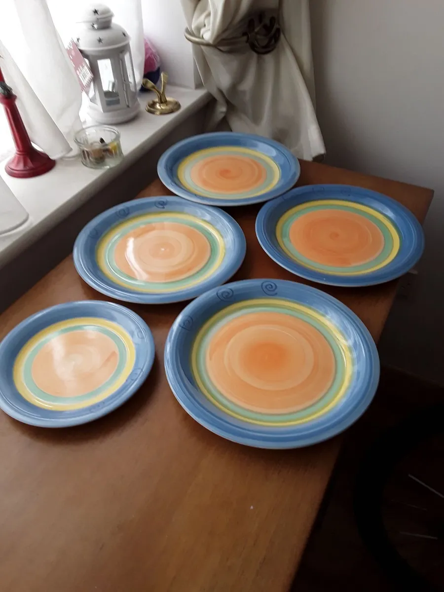 4 lovely ceramic dinner plates and one side plate