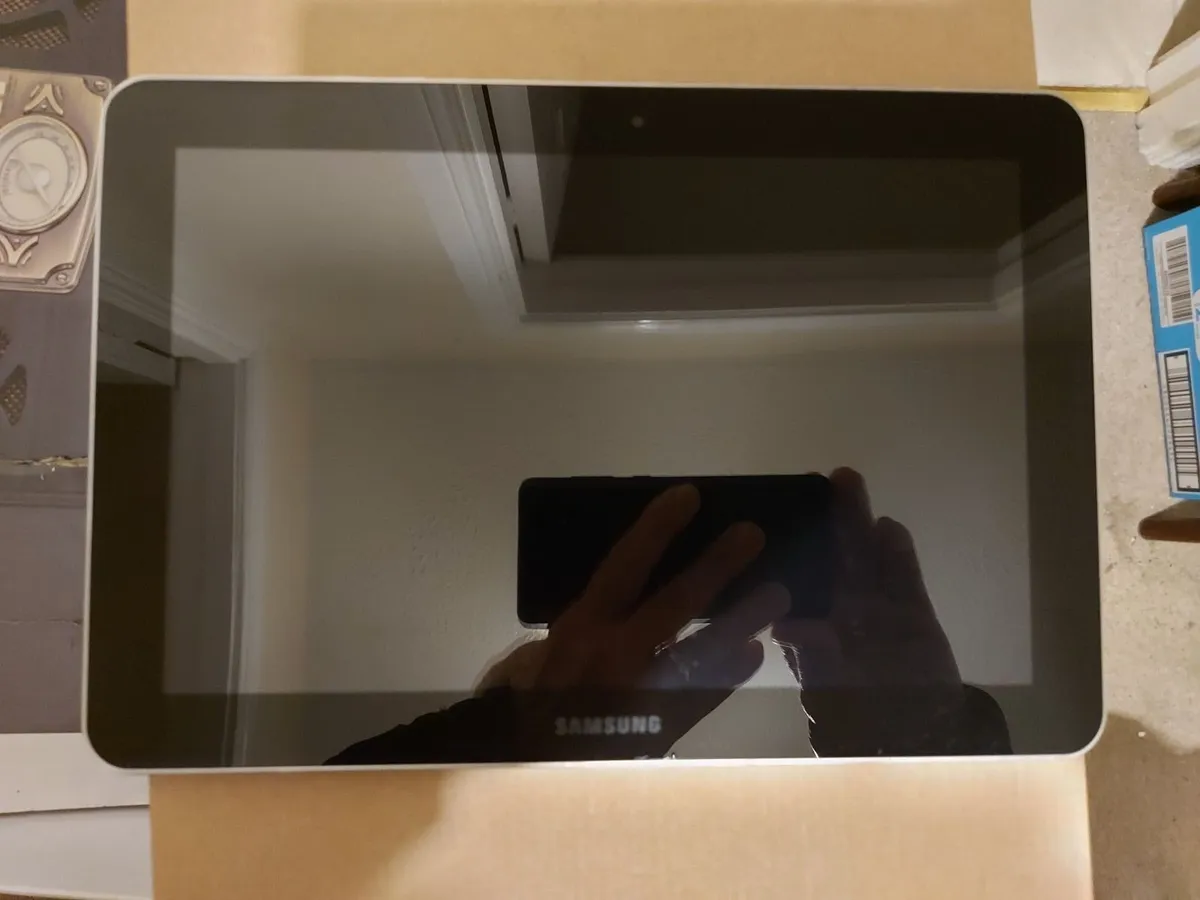 2 x Samsung Galaxy Tab 2 Tablets, 1 Black. 1 White - Image 2