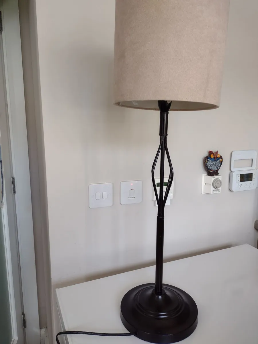 Heavy vintage wrought iron table lamp - Image 3