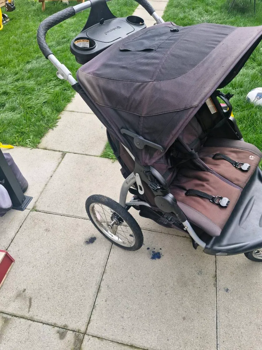 Double jogging stroller - Image 1