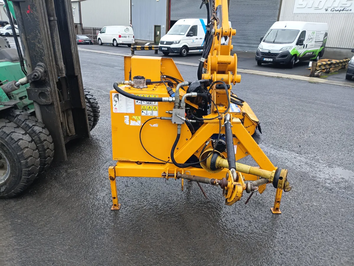 Bomford Kestrel Hedgecutter - Image 4