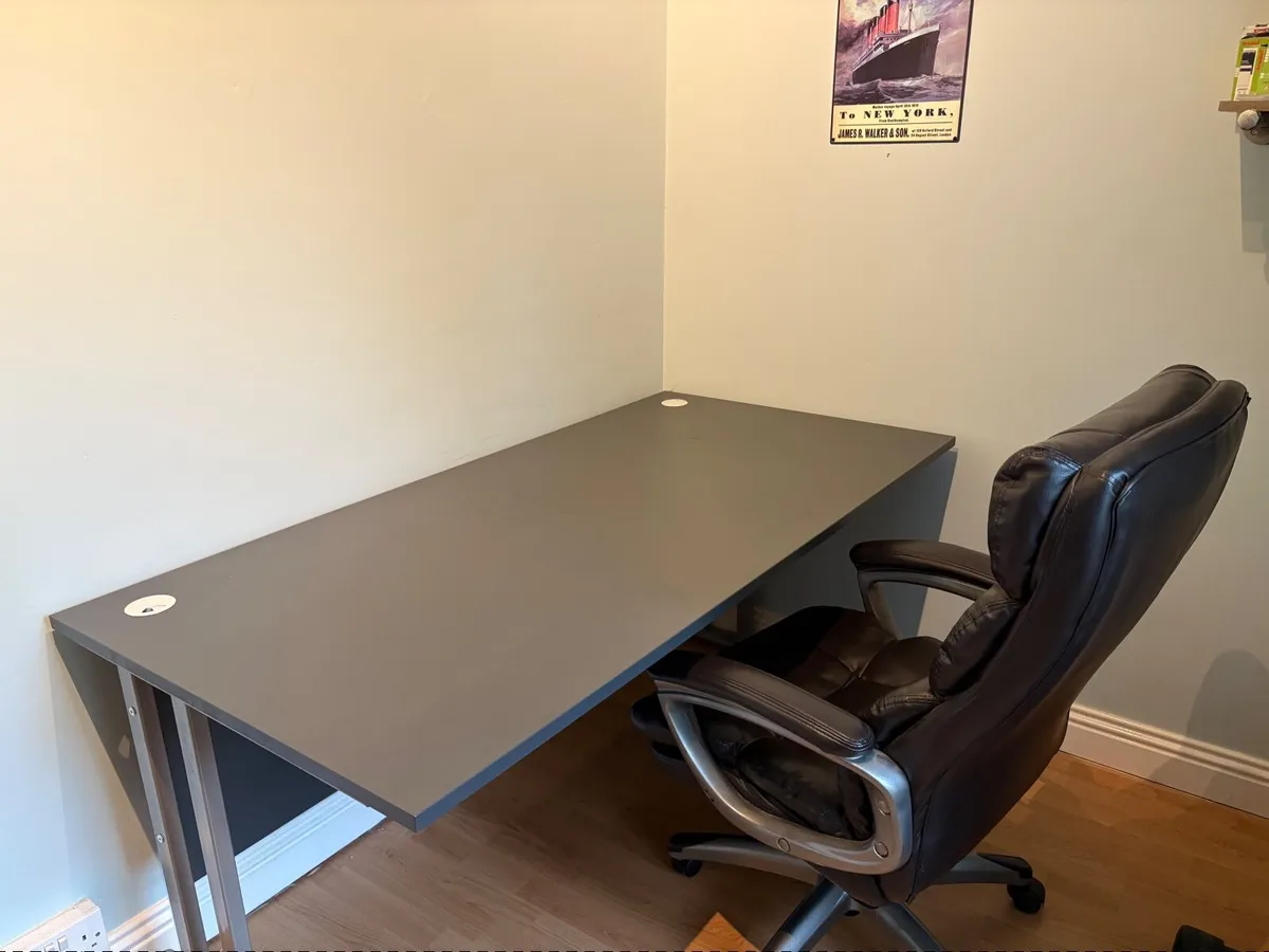 Desk and chair - Image 3