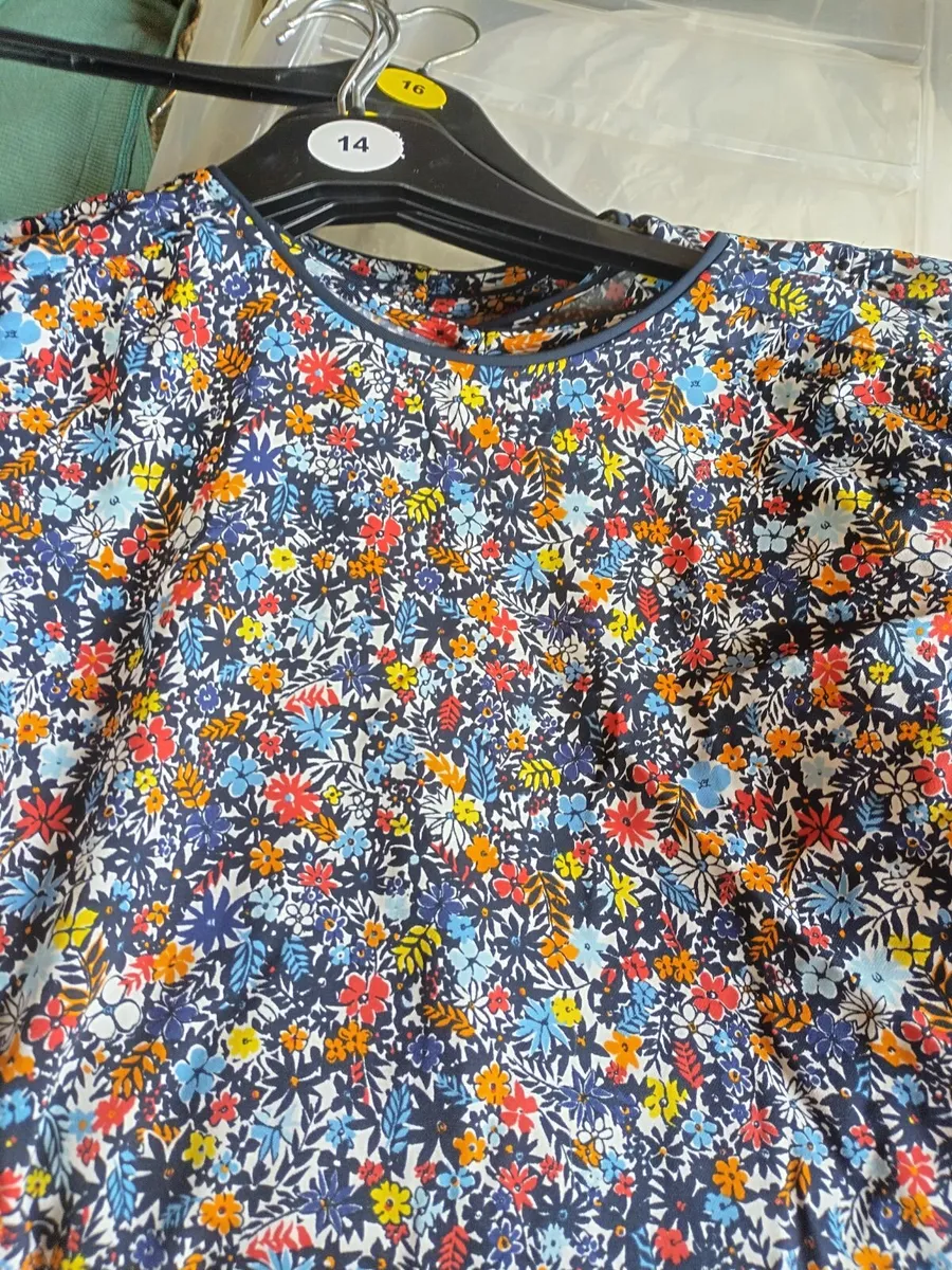 Mobile clothing shop stock - Image 3
