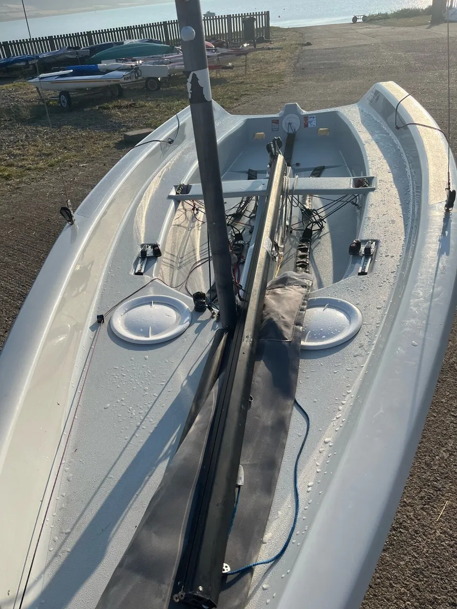 Laser 2000 sailing boat - Image 3