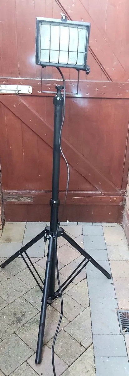 Two lights on tripods  New - Image 2