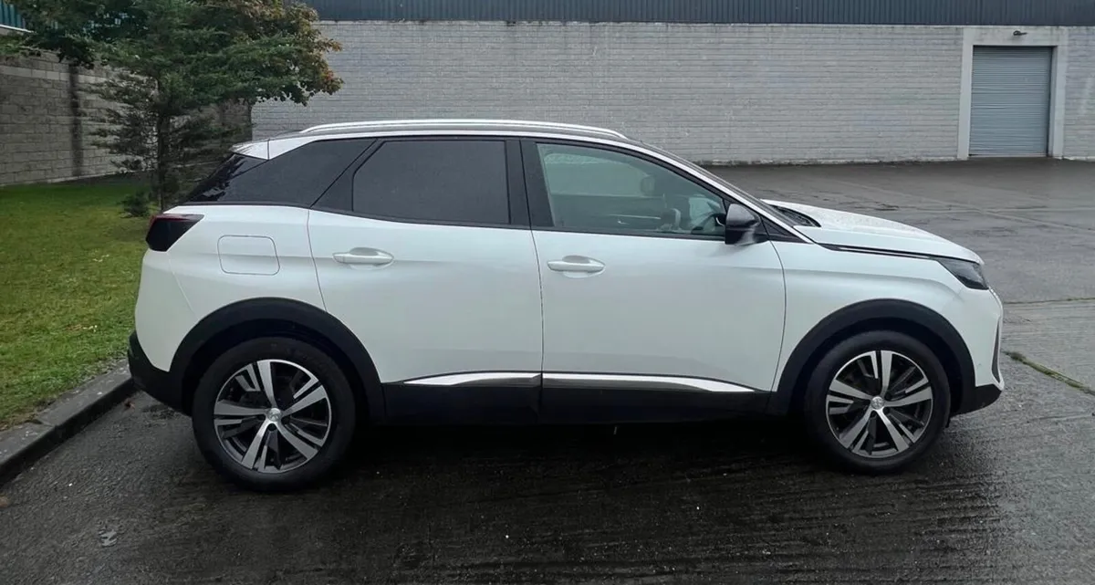 2023 Peugeot 3008 AUTOMATIC Commercial - Image 2
