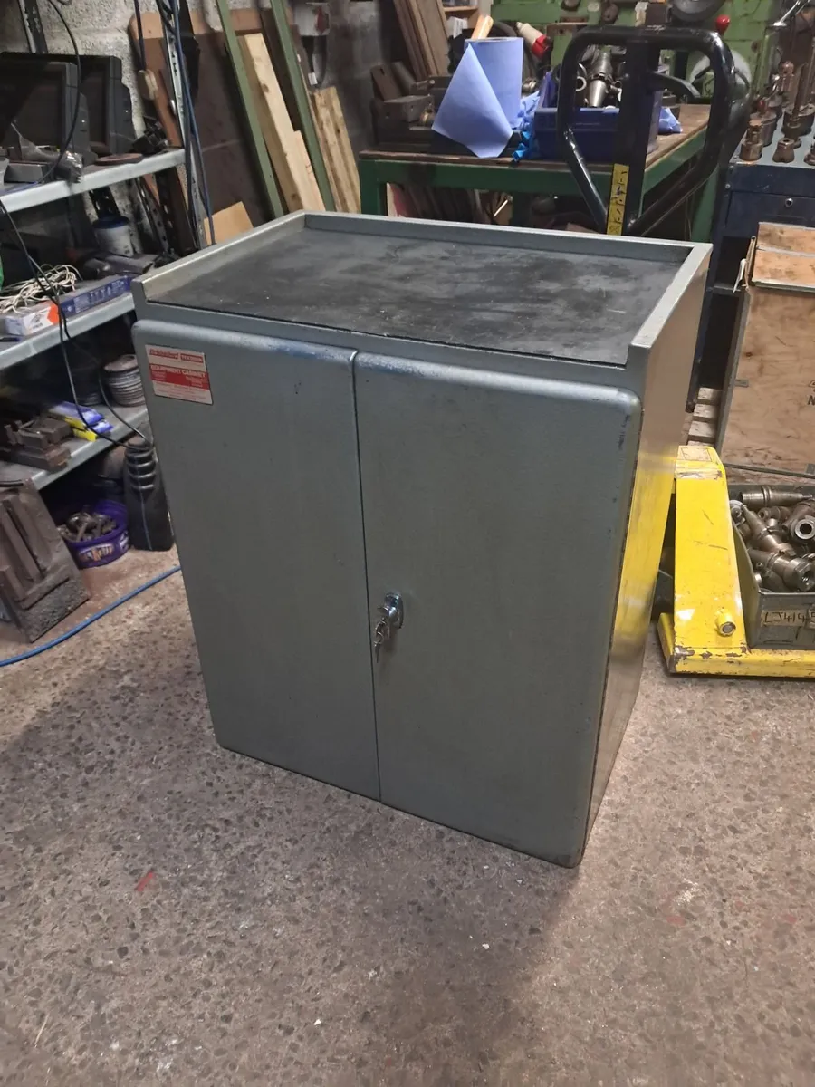 Milling machine tooling cabinet. - Image 1