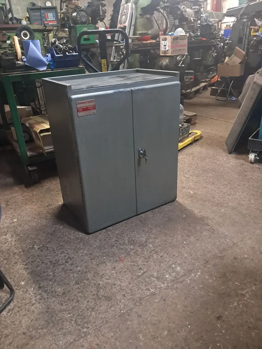 Milling machine tooling cabinet. - Image 2