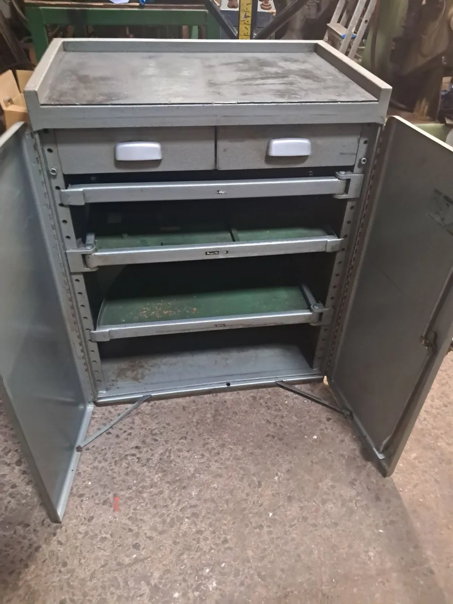 Milling machine tooling cabinet. - Image 3