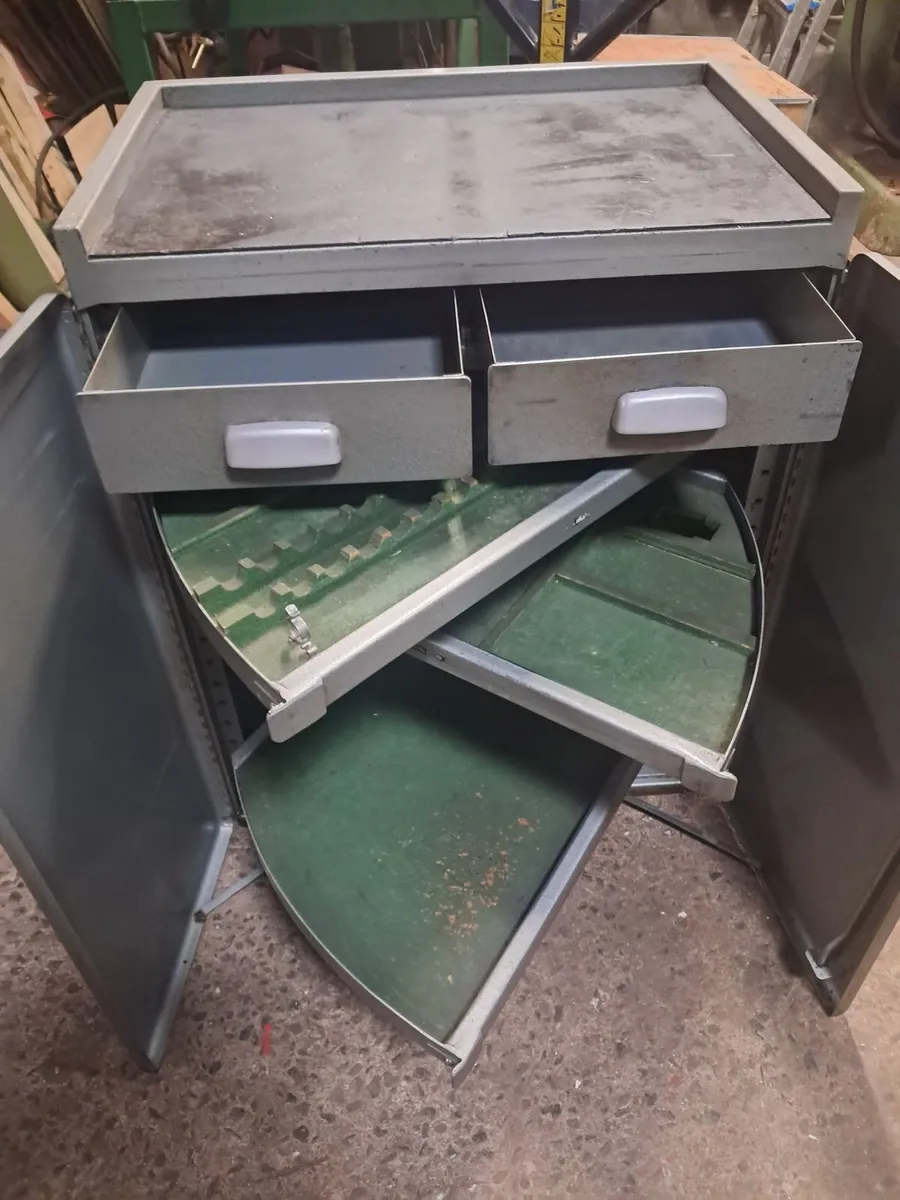 Milling machine tooling cabinet. - Image 4