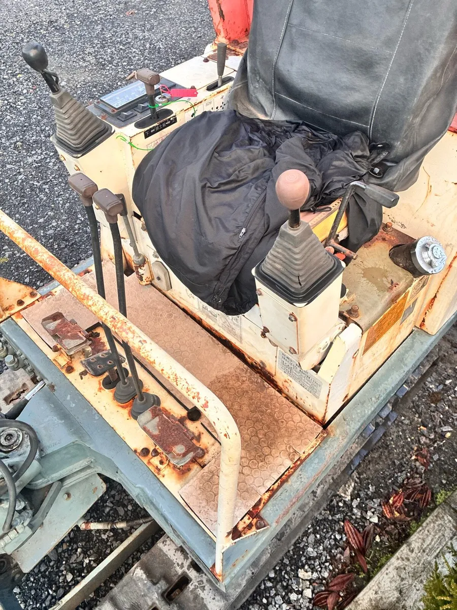 2 ton digger Mitsubishi - Image 4