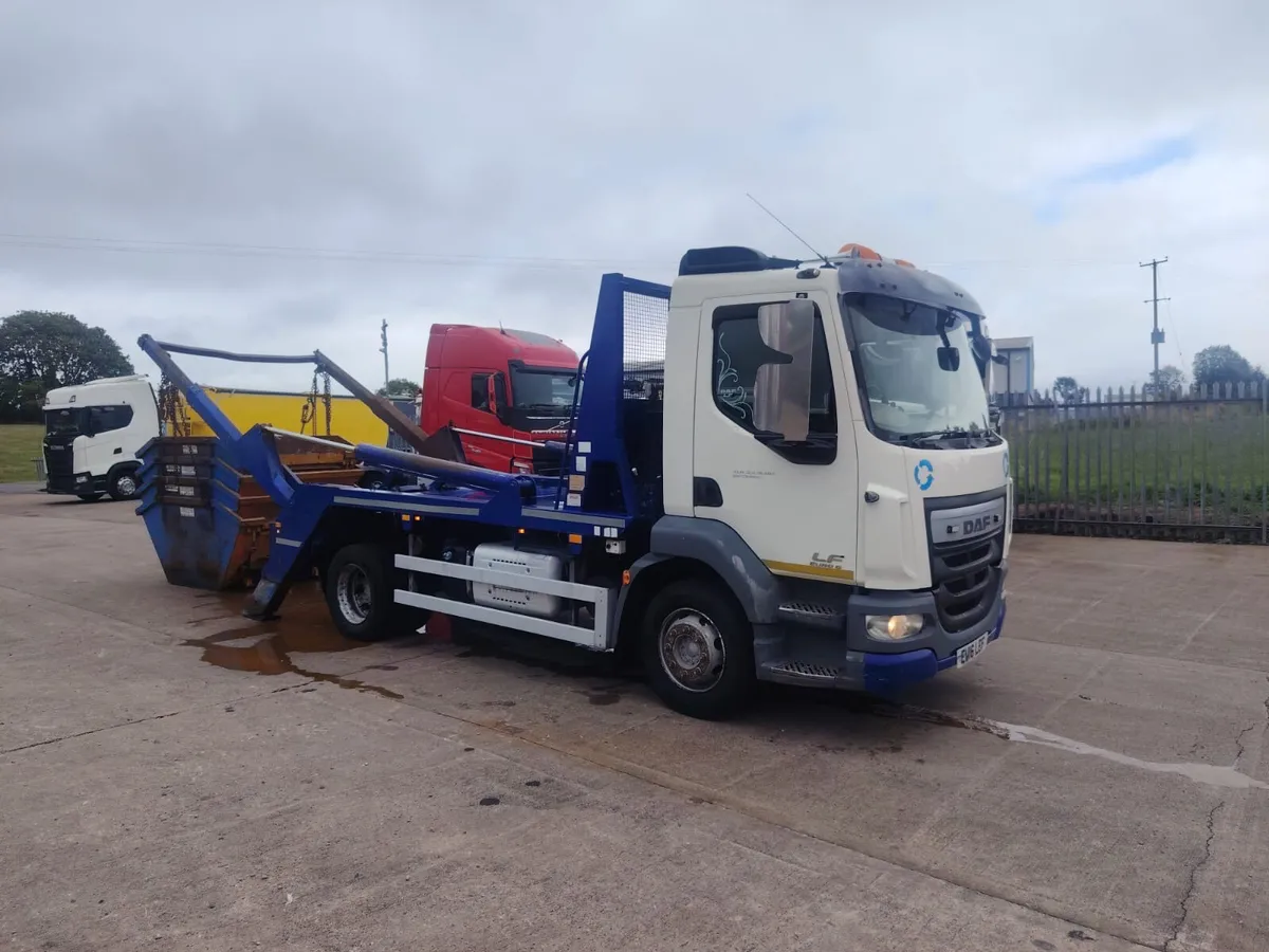 2016 DAF LF 14 ton skip loader With skips - Image 4