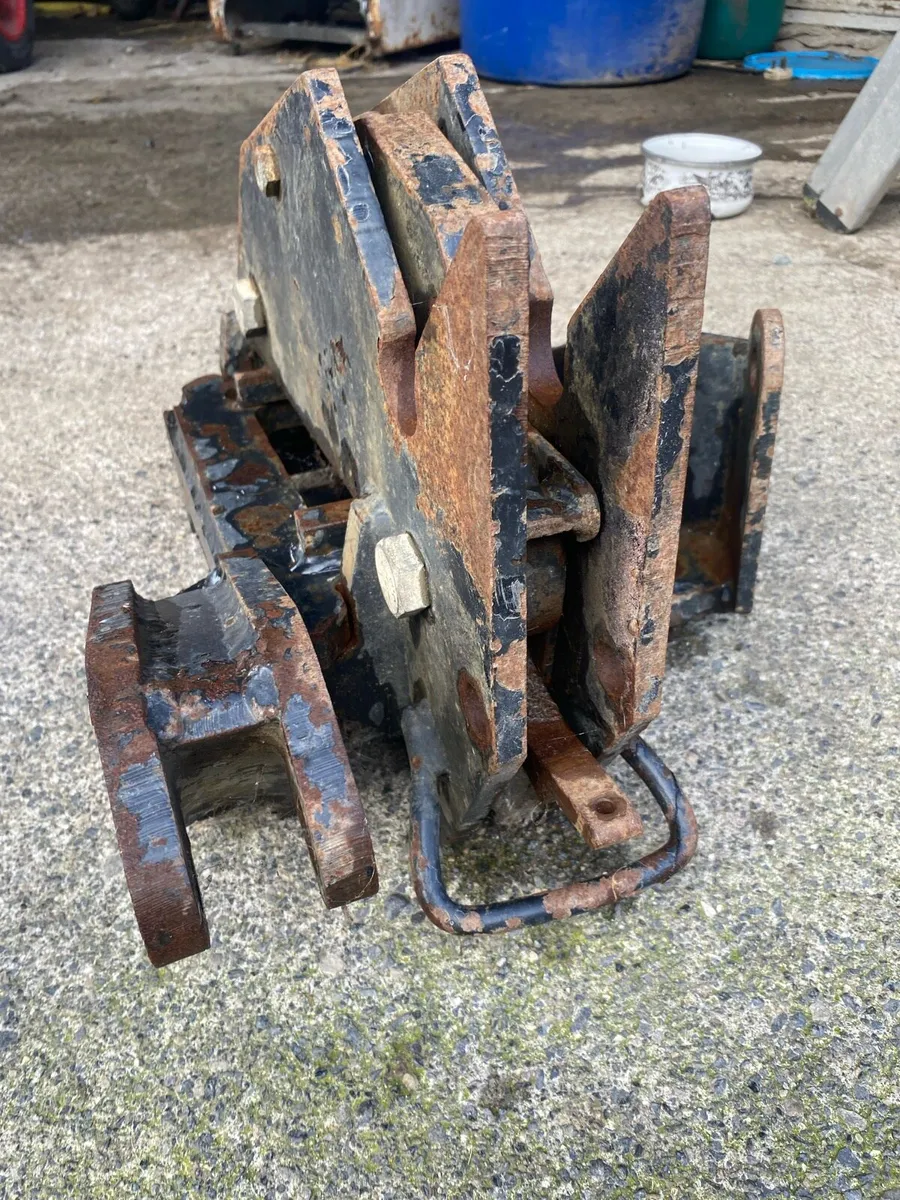 Axel Brackets + Latches  Ford/NH 40 series / Ts - Image 3