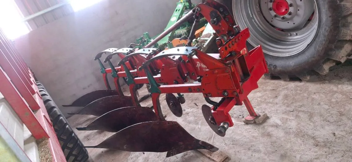 Kverneland furrow vari width plough - Image 1